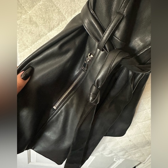 Belted vegan leather sleeveless trench vest - Picture 3 of 3